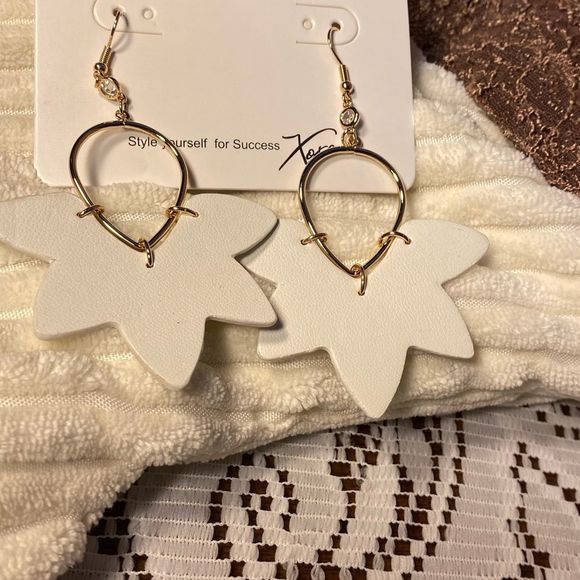 NWT VEGAN WHITE LEATHER FLORAL HYDRANGEA STATEMENT EARRINGS WHITE GOLD ACCENT - Picture 10 of 14